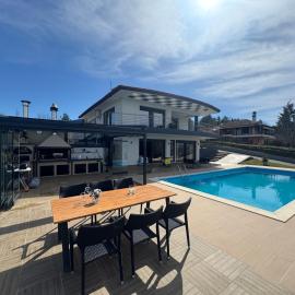 Viesnīca Luxury Villa Rafaela Οικογενειακή βίλα με ιδιωτική πισίνα, BBQ κ παιχνίδια Ιδανική για οικογένειες με παιδια pilsētā Grevena