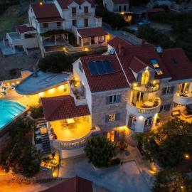Villa Franka with swimming pool, hotel i Bol