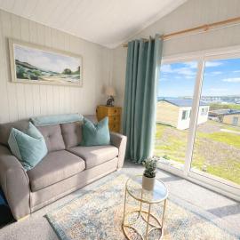 Welsh Coast Seaview 2 Bedroom Wooden Lodge at Clarach Bay, hotel in Aberystwyth