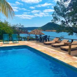 Villa Bueno 4 Suítes com Piscina e Deck Exclusivo na Represa, hotel in Ribeirão Claro