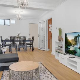 Contractor House - Heathrow & M25, Parking, Wi-Fi, hotel in Staines