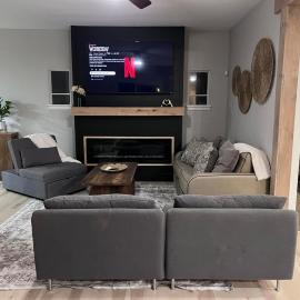 Luxury Notre Dame Home w/ Hot Tub, Fire Pit & Game Day Location, Hotel in South Bend