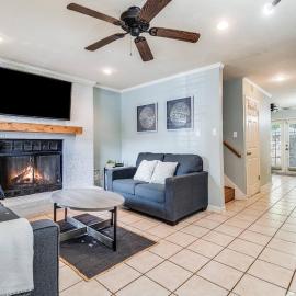 LalaLand -2 masters, King Bed, Comfort & Location!, hotel i Lafayette