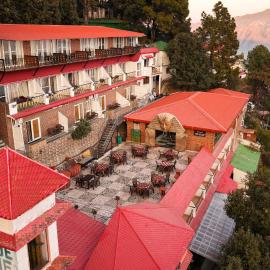 Blue Pine Resort, hotel i Lansdowne
