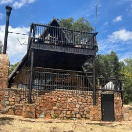 Iketla-Riverfront Chalet in Magaliesberg Biosphere、バッフェルスプアルトのホテル
