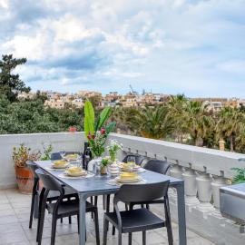 Luxury Villa Sea Views Heart of St Julians, hotel in St. Julianʼs