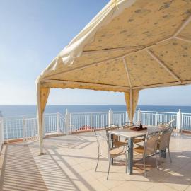Seafront Apartment with Panoramic Rooftop Terrace