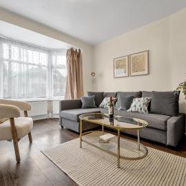 Large West London Home for Contractors & Families, hotel in Northolt
