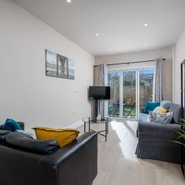 Viesnīca Exquisite 4Bedroom House 4 Contractors & Large Families with Private Garden, Fully Equipped Kitchen and Close Proximity to Train & Bus Stations pilsētā Finčlija