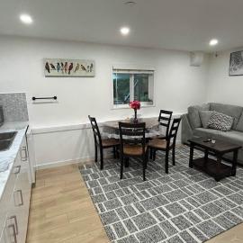2BR Garden Suite- Private Yard & EV Charger near Grouse Mountain & Trails