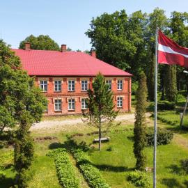 Rozulas skola, hotel 