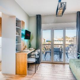 Modern City Studio with Balcony Columbus Apartment, hotel u gradu Hios