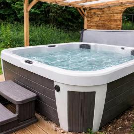 Cadnam Cottage with Private Hot Tub, New Forest, מלון בCadnam