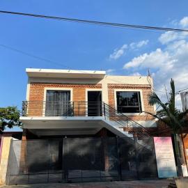 Apartamento minimalista con balcón