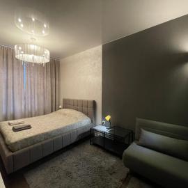 Kingsize bed SELF CHECK IN & Smart tv, hotelli Riiassa