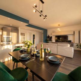 Design Penthouse with Balcony - Iseo, hotel u gradu 'Iseo'
