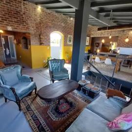 Luxurious and spacious 2 level apartment, hotel in Tygerberg Hills