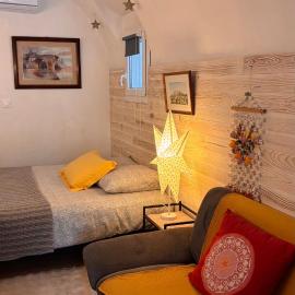 STUDIO (adapté aux motards avec garage fermé), hotel in Balaruc-le-Vieux