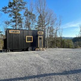 Mountain Top Tiny House by Beyond Expectations, hotel em Waldens Creek