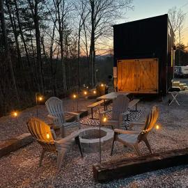 Mountain Top Tiny House by Beyond Expectations, hotel u gradu Waldens Creek
