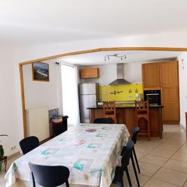 Maison spacieuse et agréable, hotel en Saint-Georges-de-Luzençon