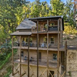Rocky Top Lodge by American Patriot Getaways, hotel in Cove Creek Cascades