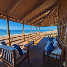 Izumi Lodge Wooden Beachfront Villa with Private Pool, hotell i Iztapa