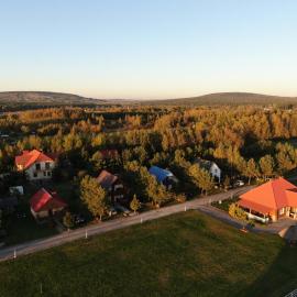 Agroturystyka Zacisze Domki z werandami Widok na Łysicę Zieleń i duża przestrzeń, hotel in Święta Katarzyna