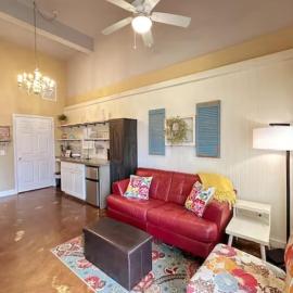 Haven at Hazel~Downtown Bungalow, hotel u gradu Demorest
