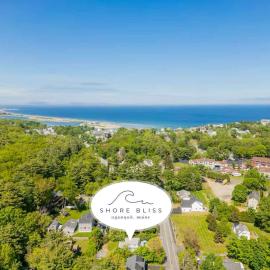 10-Min Walk to Beach - Huge Deck - Near Downtown, hotel in Ogunquit