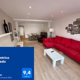 Piso muy amplio, completamente equipado, con terraza y parking, en una ubicación especialmente práctica para vivir todo el curso