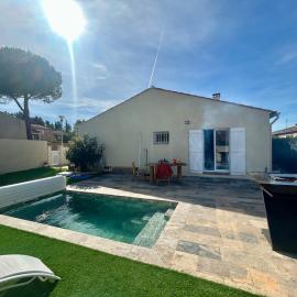Belle Villa avec Climatisation, Piscine 10 min des plages et 30 mètres du massif de la clape