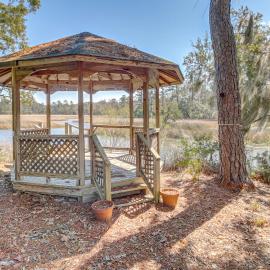 Outdoor Oasis + Tidal Creek Views: Yemassee Escape, готель у місті Ємассі
