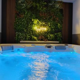 Jacuzzi Apartman, hotel Karušéban