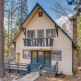 Balcony & Forest Views: Cabin in Pioneer!, hotel di Pioneer