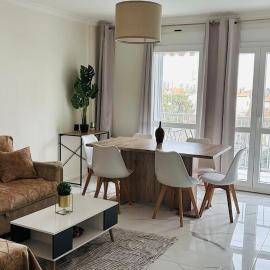 Logement entier 90m2 , Bel Appartement T4 spacieux et lumineux avec 2 Parkings privée Gratuits, Hotel in Saint-Priest