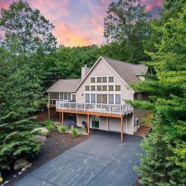 Luxury Poconos Chalet - 3 Mins to Camelback