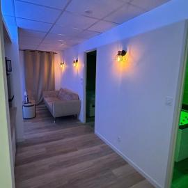 Nîmes में, होटल Appartement jacuzzi