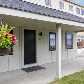 Newly Remodeled Bayview Cabin 6!, hotel i Traverse City