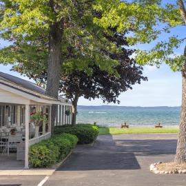 #01 Beach Bungalow · Beach Bungalow 1, hotell sihtkohas Traverse City