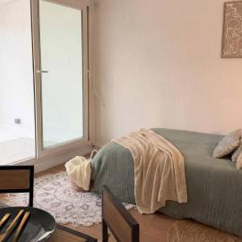 Studio cosy & lumineux avec véranda privative، فندق في ليبورن