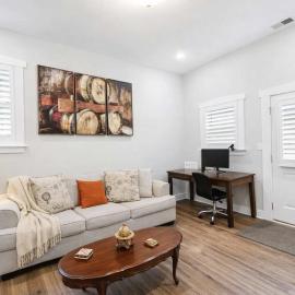 Charming Home in the Highlands W Private Backyard, hotel in Louisville