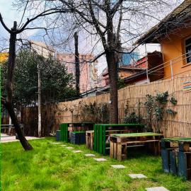 Green Door Hostel, hotel in Tirana