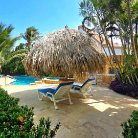 Elegant 1-bedroom apartment 3 km from Eagle beach, hotelli kohteessa Noord