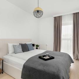 Jasny Apartament z Parkingiem i Balkonem by Noclegi Renters