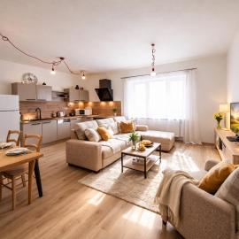 Large 3-Bedroom Apartment on Main Square with Free Parking, hotel in Žacléř