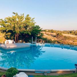 Mountain pool house, hotel a Varnávas