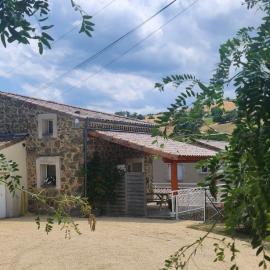 Gîte Le 1935 Évasion en Ardèche, au cœur de la campagne, idéal pour balades à vélo et moto
