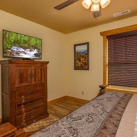 Fireside Retreat –Luxury 6BR Chalet , Indoor Pool, Theater Room & Game Area