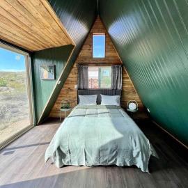 Starwalk Modern A-Frame #1, hotel in Meadview